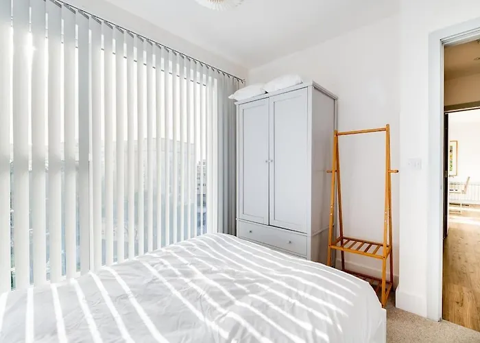 Town Ctr, Balcony, Free Parking